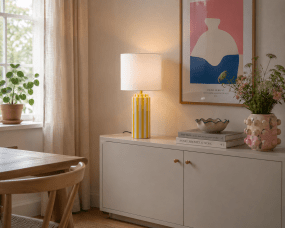 Faro 50cm Gul/vit bordslampa från Nordic Lighting - Lampfoten &auml;r tillverkad i keramik med kr&auml;mvit botten och gula r&auml;nder som ger ett levande men balanserat intryck.