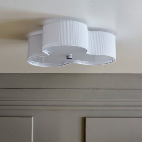 Kolme Ø70 Vit plafond från CO Bankeryd - F&ouml;r dig som s&ouml;ker en lampa med karakt&auml;r och stil &auml;r Kolme ett idealiskt val &ndash; en tidl&ouml;s dekoration f&ouml;r ditt tak.