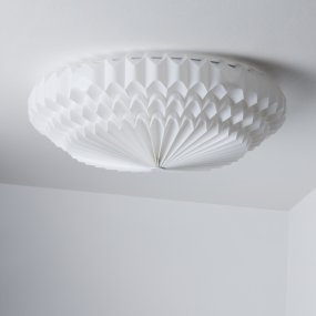 Poppy Ø57 Vit plafond från CO Bankeryd - Poppy har ett klassiskt och modernt uttryck med sin veckade sk&auml;rm.