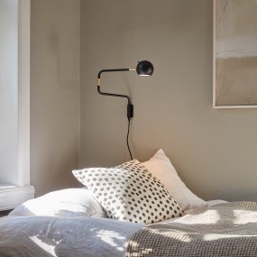 Yes! 62cm Antracit vägglampa från CO Bankeryd - 62 v&auml;gglampa kan med f&ouml;rdel anv&auml;ndas i vardagsrummet vid en soffa eller f&aring;t&ouml;lj, samt i en korridor eller &ouml;ver en sk&auml;nk d&auml;r den tillf&ouml;r ett modernt uttryck till rummet.