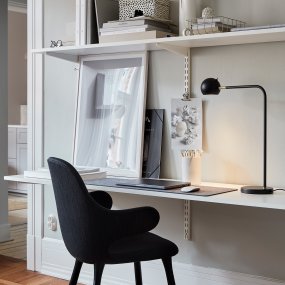 Yes! 54cm Antracit från CO Bankeryd - bordslampa, med sitt moderna uttryck, &auml;r idealisk f&ouml;r en mysig l&auml;sstund.
