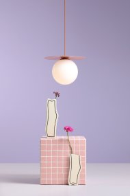 Loop Ø40 Korall från Artera - Den runda kupan i opalglas har en diameter p&aring; 25cm och skapar en fin ljusspridning i rummet.