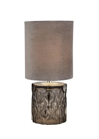 Julia 20cm Rökfärgad bordslampa från Searchlight - Den m&ouml;rka, m&ouml;nstrade glasfoten ger lampan en unik karakt&auml;r, medan den gr&aring;a sammetssk&auml;rmen sprider ett mjukt och varmt ljus, perfekt f&ouml;r att skapa en st&auml;mningsfull atmosf&auml;r.