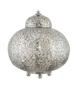 Fretwork 30cm Silver bordslampa från Searchlight - Perfekt att placera p&aring; ett matbord, k&ouml;ks&ouml; eller i ett f&ouml;nster &ndash; varhelst du vill addera st&auml;mningsfullt ljus med karakt&auml;r och en touch av lyx.