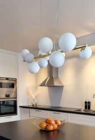 Molekyl 85cm Matt Mässing taklampa från Aneta Lighting - Molekyl trendig taklampa i matt m&auml;ssing med 11 vita glaskupor i olika storlekar placerade p&aring; en 85 cm l&aring;ng st&aring;ng.