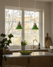 Mäster Ø15 Antikmässing/grön fönsterlampa från Lampan - Kupan i gr&ouml;nt glas ger ett j&auml;mnt och behagligt ljus som skapar en inbjudande k&auml;nsla i rummet.