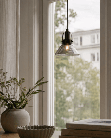 Mäster Ø15 Svart/Rökfärgad fönsterlampa från Lampan - M&auml;ster f&ouml;nsterlampa &auml;r en stilren och modern lampa som passar perfekt i b&aring;de klassiska och moderna hem.