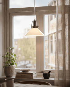 Mäster Ø20 Antikmässing/vit fönsterlampa från Lampan - Kupan i opalglas ger ett j&auml;mnt och behagligt ljus som skapar en inbjudande k&auml;nsla i rummet.