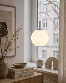 Globi Ø15 Krom/vit fönsterlampa från Nordic Lighting - Globi f&ouml;nsterlampa &auml;r en stilren och modern lampa som ger rummet en varm och ombonad k&auml;nsla.
