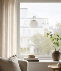 Globi Ø15 Krom/vit fönsterlampa från Nordic Lighting - Globi f&ouml;nsterlampa &auml;r en stilren och modern lampa som ger rummet en varm och ombonad k&auml;nsla.