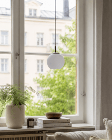 Globi Ø15 Svart/Vit fönsterlampa från Nordic Lighting - Globi f&ouml;nsterlampa &auml;r en stilren och modern lampa som ger rummet en varm och ombonad k&auml;nsla.