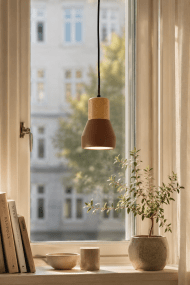 Pepe Ø13 Rost fönsterlampa från Nordic Lighting - Kombinationen av tr&auml; och betong ger ett robust och samtidigt varmt uttryck, medan den matta rostf&auml;rgen tillf&ouml;r ett lugn och trendig k&auml;nsla.