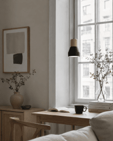 Pepe Ø13 Svart fönsterlampa från Nordic Lighting - Kombinationen av tr&auml; och betong ger ett robust och samtidigt varmt uttryck, medan den mattsvarta f&auml;rgen tillf&ouml;r ett lugn och trendig k&auml;nsla.