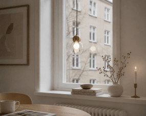 Barba Ø15 Transparent/koppar fönsterlampa från Lampan - Toppen i kopparfinish tillf&ouml;r en varm och elegant k&auml;nsla som lyfter helhetsintrycket.