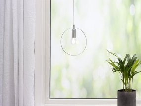 Spartan ringo Ø20 Krom fönsterlampa från Cottex - Spartan Ringo f&ouml;nsterlampa i metall &auml;r en minimalistisk och modern lampa som ger ett stilrent uttryck i ditt hem.