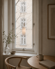 Cilinda Ø7 Mässing/vit fönsterlampa från Nordic Lighting - Det vita glaset skapar en fin ljusspridning och i kombination med m&auml;ssingdetaljerna blir det en snygg inredningsdetalj.
