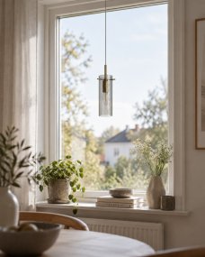 Cilinda Ø7 Mässing/rökfärgad fönsterlampa från Nordic Lighting - Det r&ouml;kf&auml;rgade glaset skapar en fin ljusspridning och i kombination med m&auml;ssingdetaljerna blir det en snygg inredningsdetalj.