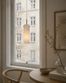 Cilinda Ø7 Krom/vit fönsterlampa från Nordic Lighting - Det vita glaset skapar en fin ljusspridning och i kombination med kromdetaljerna blir det en snygg inredningsdetalj.