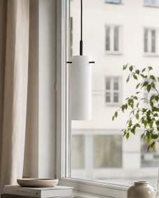 Cilinda Ø7 Svart/vit fönsterlampa från Nordic Lighting - Det vita glaset skapar en fin ljusspridning och i kombination med metallen i svart f&auml;rg blir det en snygg inredningsdetalj.