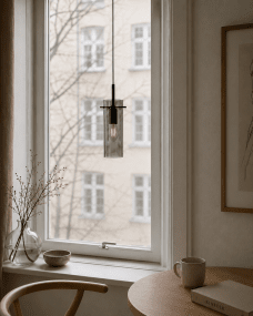 Cilinda Ø7 Svart/Rökfärgad fönsterlampa från Nordic Lighting - Det r&ouml;kf&auml;rgade glaset skapar en fin ljusspridning och i kombination med den svarta metallen blir det en snygg inredningsdetalj.