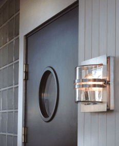 Bern Stål utelampa från Norlys - Bern v&auml;gglampa &auml;r en modern utomhusarmatur tillverkad med bakstycke i gjutet aluminium och en front av rostfritt st&aring;l, vilket ger ett robust och stilrent utseende.