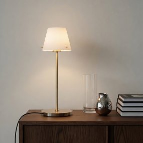 Gil 34cm Satin mässing från Herstal - Den &auml;r tillverkad av metall med satin m&auml;ssingfinish och har en sk&auml;rm i vitt glas som sprider ett mjukt och behagligt ljus.
