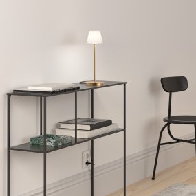 Gil 34cm Satin mässing från Herstal - Den &auml;r tillverkad av metall med satin m&auml;ssingfinish och har en sk&auml;rm i vitt glas som sprider ett mjukt och behagligt ljus.