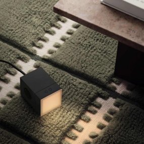 LAMP 1 - EU Svart från Avolt - Denna smidiga lilla lampa ansluts direkt i v&auml;gguttaget (230V) och passar perfekt som exempelvis nattlampa eller st&auml;mningsbelysning i hall, sovrum eller andra utrymmen d&auml;r du vill ha ett mjukt ljus.