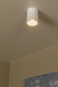 Gerti Vit spotlight från Lucide - Placera flera spotlights i rad i hallen f&ouml;r ett enhetligt intryck eller montera dem i grupp i vardagsrummet f&ouml;r att framh&auml;va utvalda delar av inredningen.