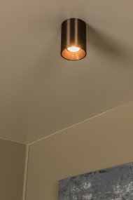 Gerti Brun spotlight från Lucide - Placera flera spotlights i rad i hallen f&ouml;r ett enhetligt intryck eller montera dem i grupp i vardagsrummet f&ouml;r att framh&auml;va utvalda delar av inredningen.