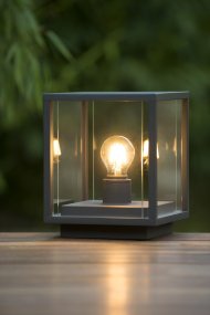 Claire 25cm Svart från Lucide - Perfekt f&ouml;r att lysa upp g&aring;ngar, rabatter, gr&auml;sytor eller runt en damm och skapa en inbjudande k&auml;nsla utomhus.