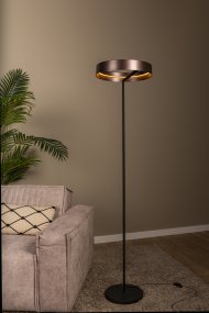 Leonard Brun golvlampa från Lucide - Den cirkelformade sk&auml;rmen har en elegant metallisk brun finish och en integrerad LED-list p&aring; insidan som sprider ett kraftfullt och behagligt ljus ned&aring;t.
