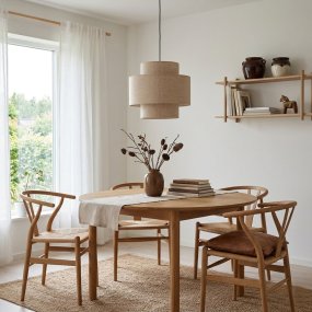 Hilma Ø40 Beige taklampa från Cottex - Den beige textilen bidrar med en varm och mjuk k&auml;nsla och g&ouml;r Hilma enkel att kombinera med olika f&auml;rger och material.