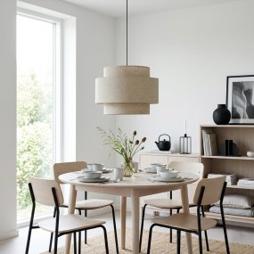 Hilma Ø55 Beige taklampa från Cottex - Den beige textilen bidrar med en varm och mjuk k&auml;nsla och g&ouml;r Hilma enkel att kombinera med olika f&auml;rger och material.