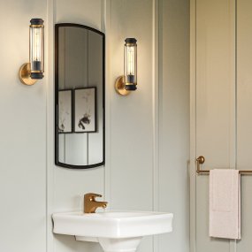 Masthead 35cm Mässing badrumslampa från Elstead Lighting - Tillverkad av stål och glas, har den en sofistikerad mässingsfinish i kombination med svarta detaljer som ger ett lyxigt och tidlöst uttryck.