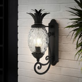 Plantation Svart utelampa från Elstead Lighting - Med sitt unika ananasformade optiska glas och hållbara aluminiumkonstruktion skapar lampan en känsla av lyx och stil.
