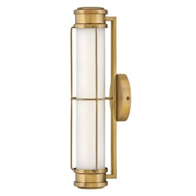 Saylor 43cm Mässing badrumslampa från Elstead Lighting - Armaturen &auml;r tillverkad i metall med en varm m&auml;ssingsfinish och har ett avl&aring;ngt opalglas som sprider ett j&auml;mnt och fint ljus.
