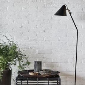 Club Svart golvlampa från House Doctor - Den skapar atmosf&auml;r - b&aring;de med sitt sken och sin design.