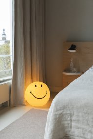 Smiley High Light Gul barnlampa från Mr Maria - Smiley lyser upp rummet med ett fint varmt sken och han ler till dig n&auml;r du stiger in i rummet.