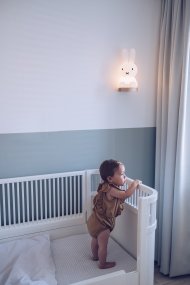 Miffy First Light Vit barnlampa från Mr Maria - &Auml;ven om du inte &auml;r bekant med Miffy sedan tidigare kan du fortfarande bjuda in denna sn&auml;lla lilla kanin f&ouml;r att belysa ditt hem och p&aring; s&aring; s&auml;tt l&auml;ra k&auml;nna henne.