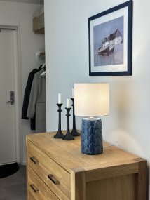 Bodil 47cm Blå bordslampa från Aneta Lighting - Bodil &auml;r en lampa som inte bara ger en behaglig belysning med sin kr&auml;mvita sk&auml;rm utan ocks&aring; &auml;r en snygg inredningsdetalj.