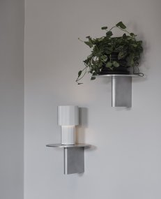 Iluma 22cm Silver portabel från Herstal - Iluma har integrerad LED med ett varmvitt ljus p&aring; 2700K och ett ljusfl&ouml;de p&aring; 60 lumen.