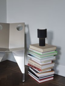 Iluma 22cm Svart portabel från Herstal - Iluma har integrerad LED med ett varmvitt ljus p&aring; 2700K och ett ljusfl&ouml;de p&aring; 60 lumen.