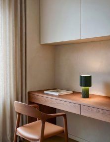 Iluma 22cm Olivgrön portabel från Herstal - Iluma har integrerad LED med ett varmvitt ljus p&aring; 2700K och ett ljusfl&ouml;de p&aring; 60 lumen.