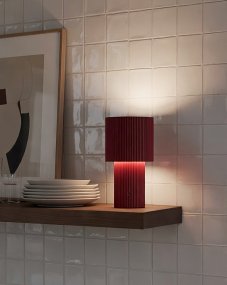 Iluma 22cm Röd portabel från Herstal - Iluma har integrerad LED med ett varmvitt ljus p&aring; 2700K och ett ljusfl&ouml;de p&aring; 60 lumen.