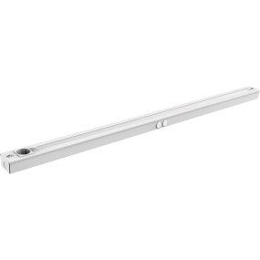 Bänky m. uttag 118cm Vit från Designlight - Denna modell &auml;r 580 mm l&aring;ng och ger ett kraftfullt, j&auml;mnt ljus med en effekt p&aring; 10W och ljusfl&ouml;de p&aring; hela 2000 lumen, idealisk f&ouml;r att lysa upp hela b&auml;nkytan.