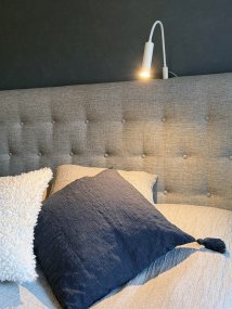 Artic Flex Vit läslampa från Aneta Lighting - Levereras med integrerad LED-ljusk&auml;lla med dimmerfunktion som sitter l&auml;tt&aring;tkomligt p&aring; lamphuvudet.
