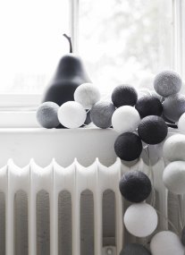 Irislights Graphic Grey 35 bollar Grå från Irislights - Ljusslingan best&aring;r av en sladd i plast med handgjorda bollar i bomull och polyestertr&aring;d som sl&auml;pper igenom ett mjukt ljus.