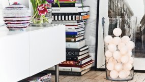 Irislights Pure white 35 bollar Vit från Irislights - Slingan kommer med handgjorda bollar i bomull och polyestertr&aring;d och ger ifr&aring;n sig ett mysigt sken n&auml;r den &auml;r t&auml;nd.