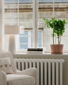 Linum 50cm Vit från By Rydéns - Linum &auml;r en stilren och dekorativ bordslampa i vitt linne som skapar ett mjukt och harmoniskt uttryck i hemmet.